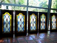  puertas de muebles con vitral en rombos con botones rojos (serie).-
cod:216