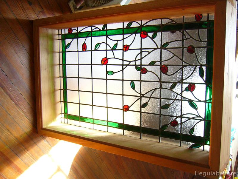 vitraux-con-guarda-verde-y-flores-recortadas