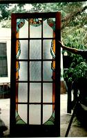  puerta de madera vidrios repartidos y vitral con flores en guarda y arco invertido.-
cod:46