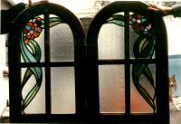 Dos ventanas de madera arco de medio punto y  vitral con flores.-
cod:62