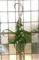  Vitral con guarda en cruz, damero de fondo y ramillete central de flores - vidrio recortado.-
cod:53