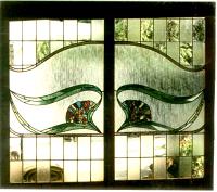  Puerta de vitraux con rectangulos de fondo y un estilo que remite  al art nouveau.-
cod:61