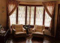  Vista del interior de un living con set de cinco ventanas con vitrales en estilo diamente elongado.-
cod:90
