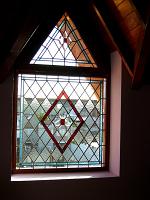  Triangulo con rombos y motivo Victoriano en biselados, guarda turquesa - abajo el mismo motivo pero en mayores dimensiones y resaltado por marco rojo.-
cod:99