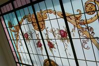  Detalle - Vitraux pintado con flores y accesorios ornamentales clásicos - diseñado y realizado en 2011-Country Newman- Buenos Aires.cod:3c