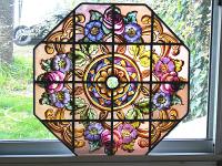  Vitral floral restaurado en 2006 
pinturas vitrificables sobre vidrio nacional martele incoloro.-
cod:26
