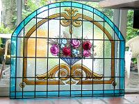  Flores en un nuevo vitral ornamental diseñado para una antigua casa restaurada recientemente. Realizado en 2008. Temperley - Buenos Aires.-
cod:05