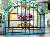  Flores en un nuevo vitral ornamental diseñado para una antigua casa restaurada recientemente. Realizado en 2008. Temperley - Buenos Aires.-
cod:05