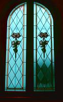  Vitrales nuevos con azucenas replicando las existentes en la Parroquia.
Iglesia Parroquial de San Ambrosio en Belgrano Buenos Aires octubre de 2010.-